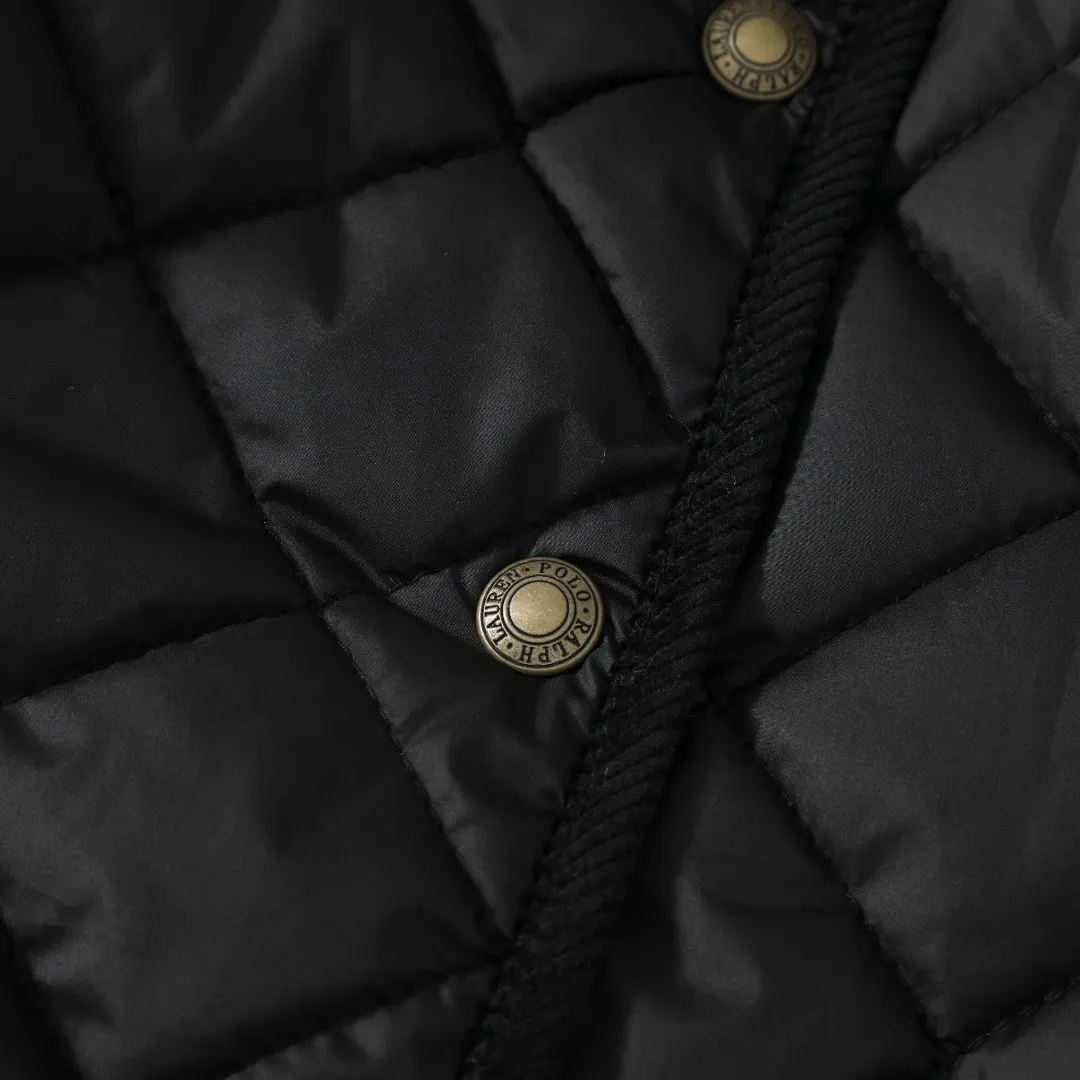 P350 #R53 Ralph Lauren Diamond Quilted Cotton Clothes Women's Tops Retro college style, classic diamond quilting, retro and warmth coexist. When delicate quilting stitches meet the three-dimensional diamond pattern, a warm cotton jacket with a college atmosphere. Exquisite details interpret autumn and winter textured outfits. 4-color versatile style, easy to control various occasions. Black classic｜Low-key high-end that never goes wrong Navy blue is calm | Quiet and intellectual temperament; Khaki is gentle | Creates a warm retro atmosphere; White is fresh | A touch of light halo in winter. Ingenuity is evident in the details, and the quality is at your fingertips. Customized metal buttons embellish the placket. Exquisite embroidery on the chest highlights the brand genes. 120g high-fill cotton is evenly filled. Commuting scene: Pair with straight trousers + loafers. Casual everyday: layered knitted skirt + short boots. College style: combination of jeans + canvas shoes. This winter, let the diamond pattern add elegance to you. Use a classic cotton coat to write your own retro fashion narrative. Color: Navy blue, black, white, khaki. Size: S M L XL. Bust: 107 111 115 119. Length: 65 66 67 68 Sleeve length: 64 64 64 64 Shoulder width: 42 43 44 45 S size: recommended within 100 catties M size: recommended within 120 catties L size: recommended within 140 catties XL size: recommended within 160 catties